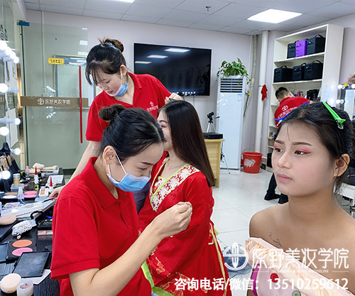 深圳化妝培訓的學校多少歲去學好（在深圳零基礎哪里學習化妝技術靠譜）