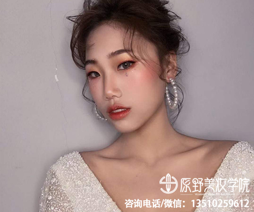 從零開始學化妝難不難，化妝難不難學